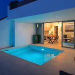 아파트 Mykonos Village 아노 메라